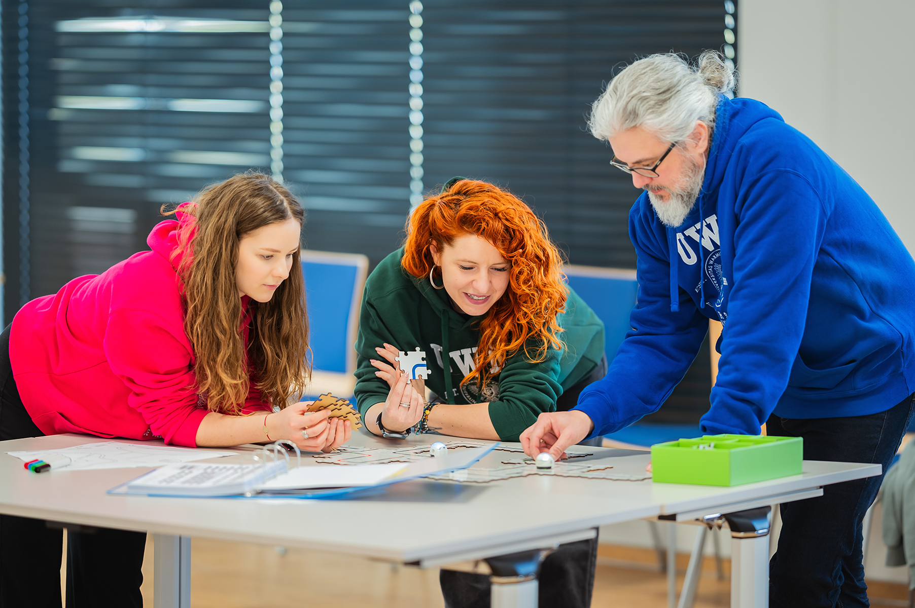 Studenci pedagogiki wczesnoszkolnej podczas zajęć warsztatowych