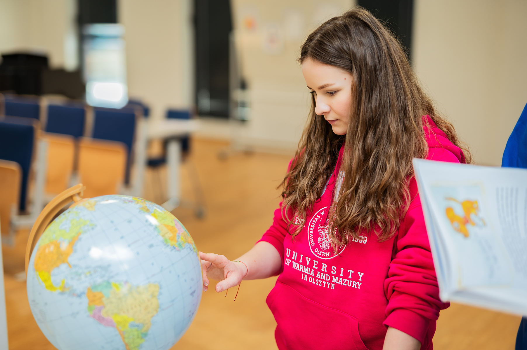 Studentka pedagogiki wczesnoszkolnej pracująca z materiałami edukacyjnymi