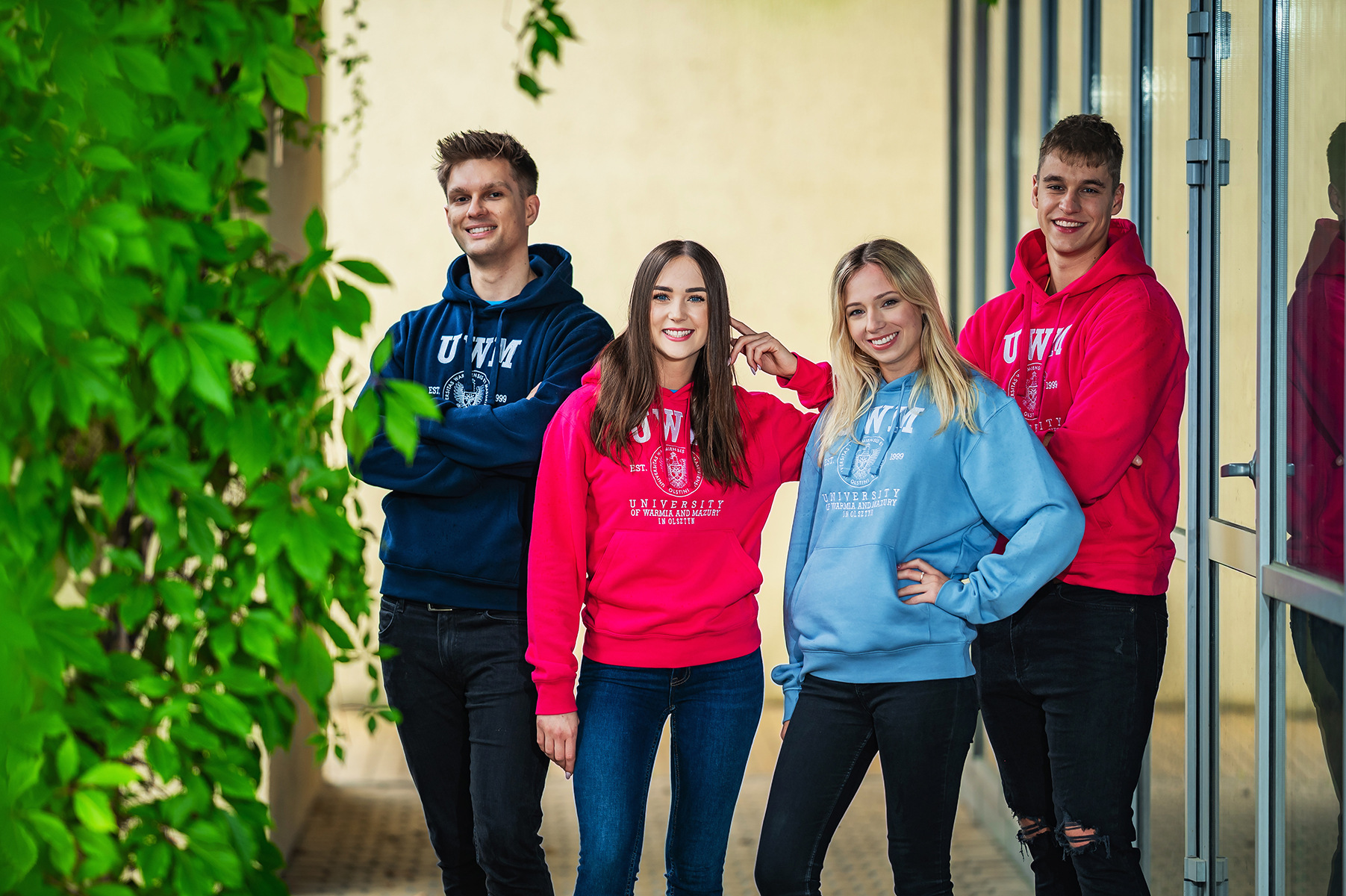 Grupa studentów stojących w korytarzu uczelni