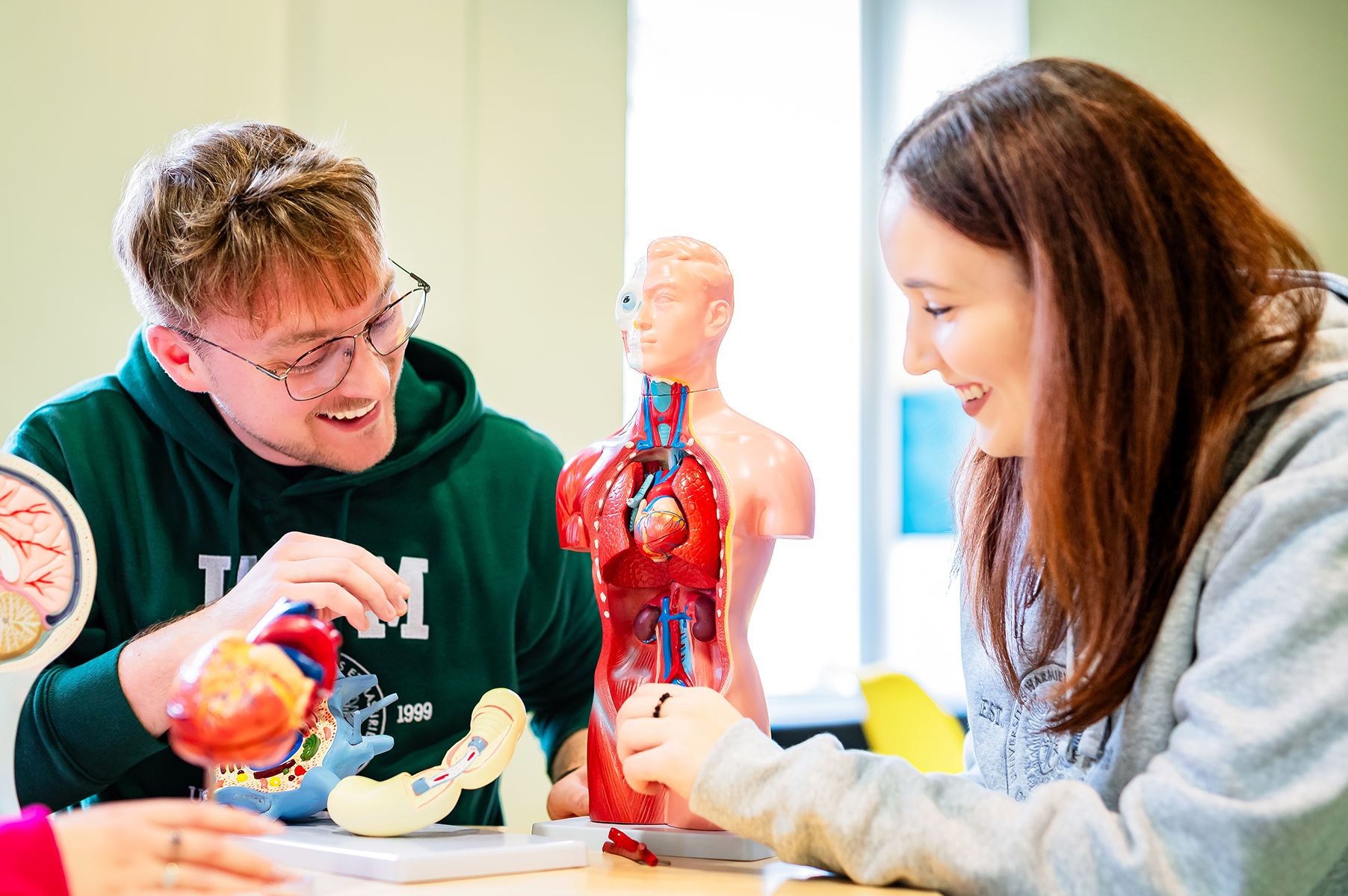 Studenci UWM analizujący model tułowia człowieka