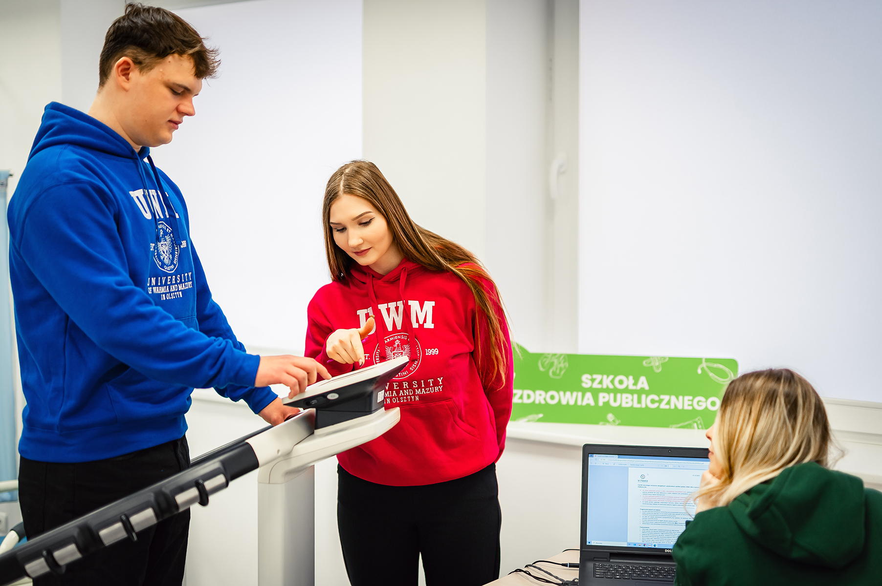 Studenci podczas zajęć praktycznych w sali dydaktycznej