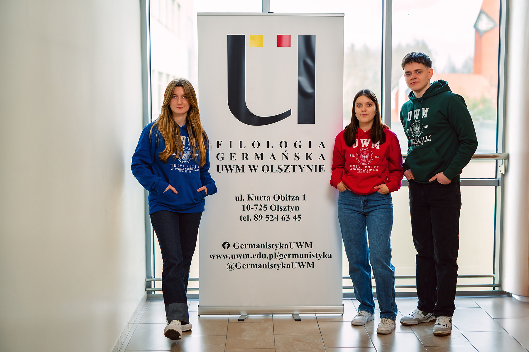 Studenci przy banerze promującym kierunek Filologia Germańska na UWM w Olsztynie