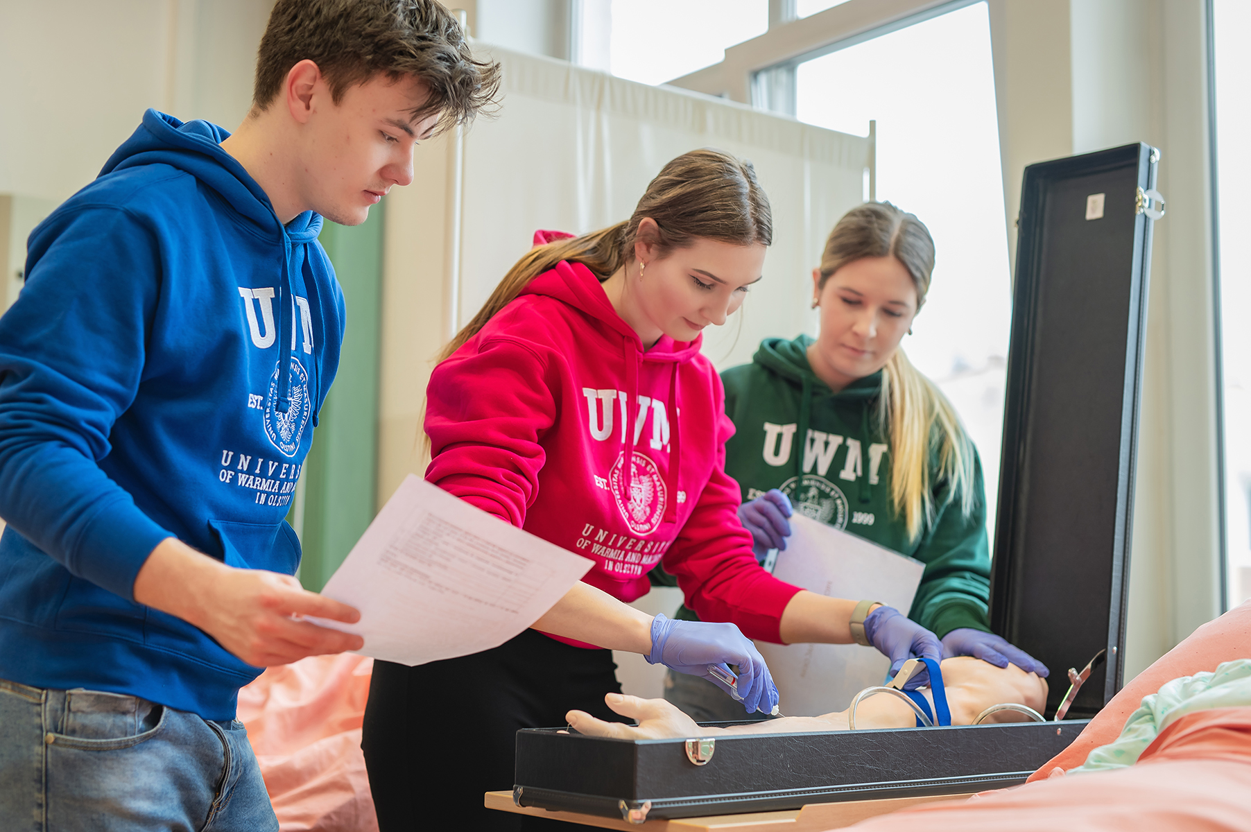 Studenci pielęgniarstwa ćwiczą procedury medyczne na fantomie