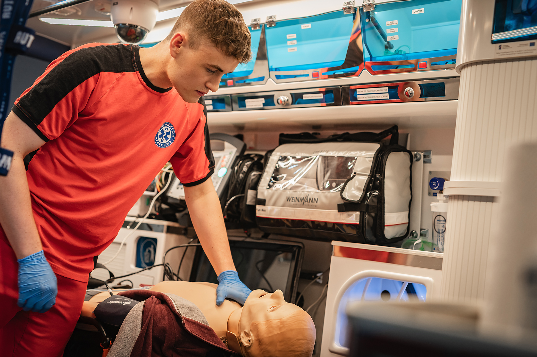 Student ratownictwa medycznego podczas ćwiczeń z udzielania pierwszej pomocy