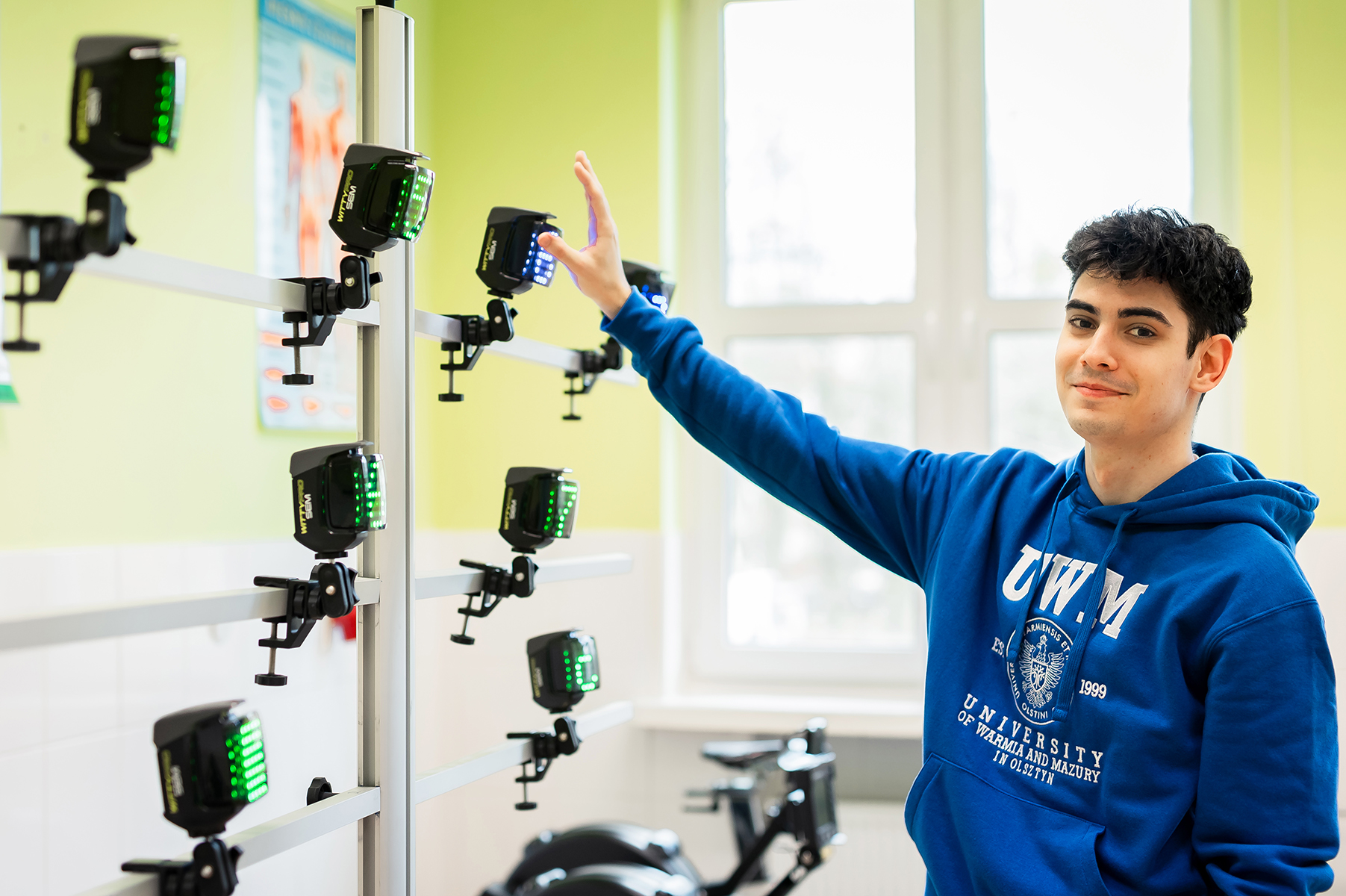 Student prezentuje stanowisko pomiarowe w pracowni sportowej