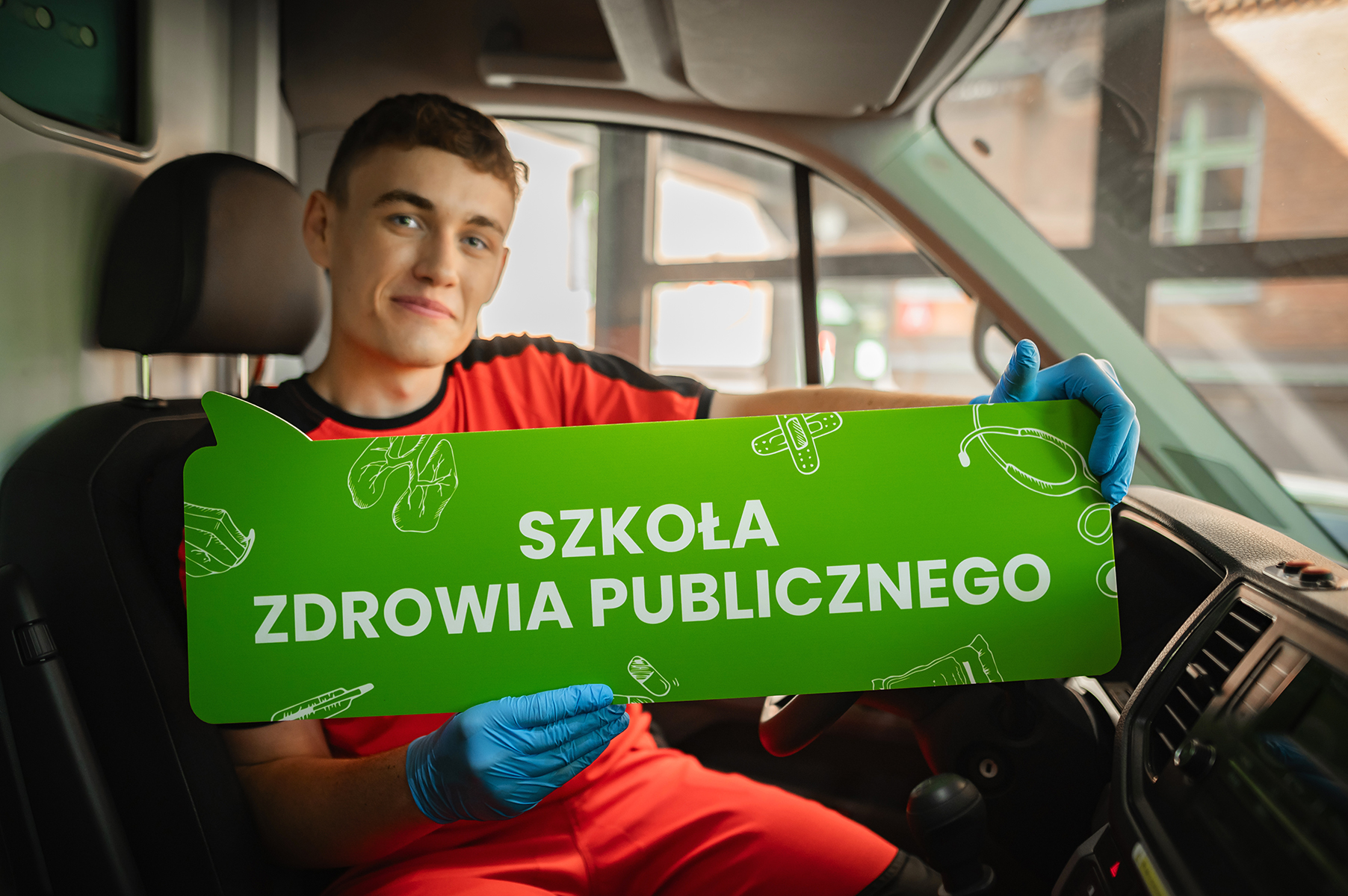 Student ratownictwa medycznego w karetce podczas zajęć praktycznych