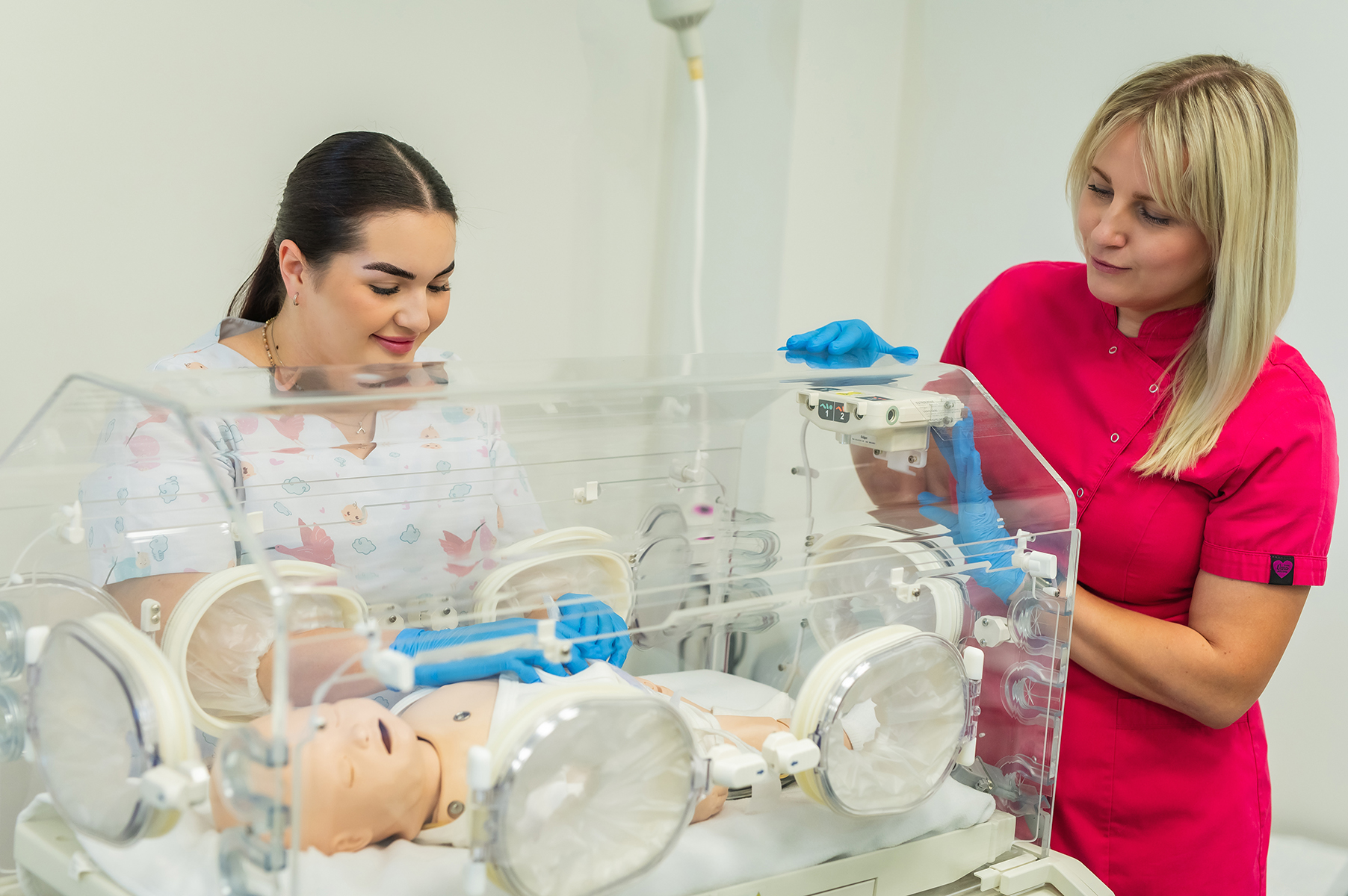 Studentki położnictwa podczas zajęć praktycznych z opieki nad noworodkiem