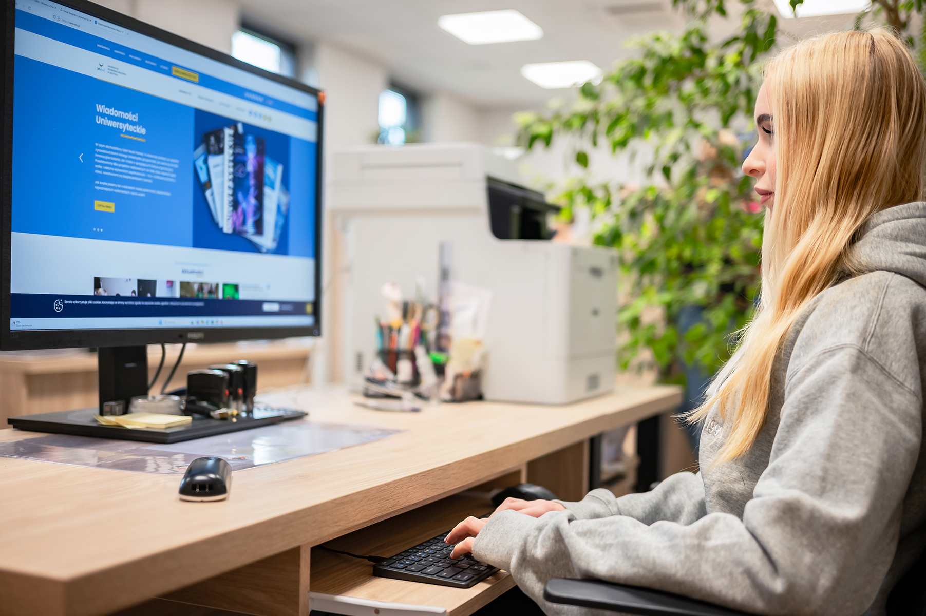 Studentka pracująca przy komputerze w biurze
