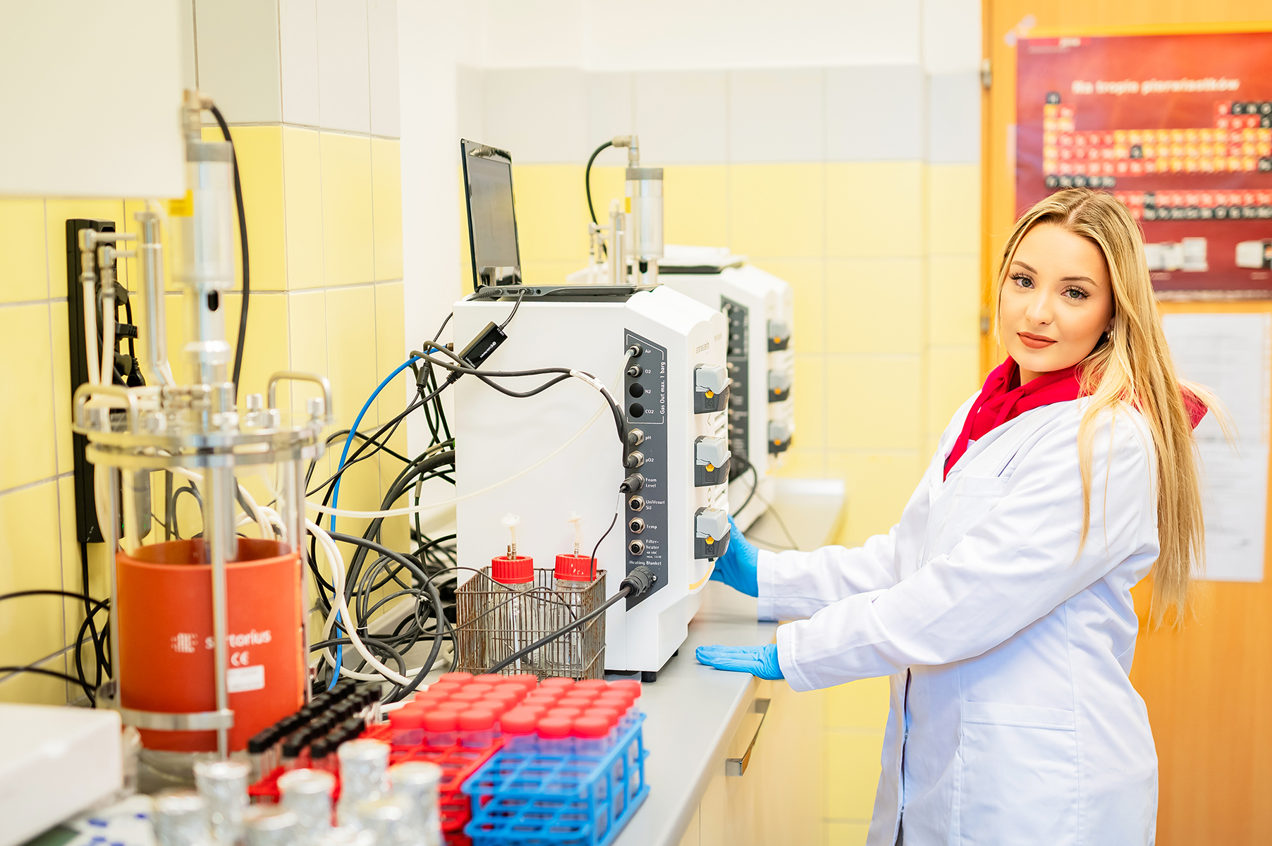 Studentka obsługująca specjalistyczny zestaw aparatury w laboratorium