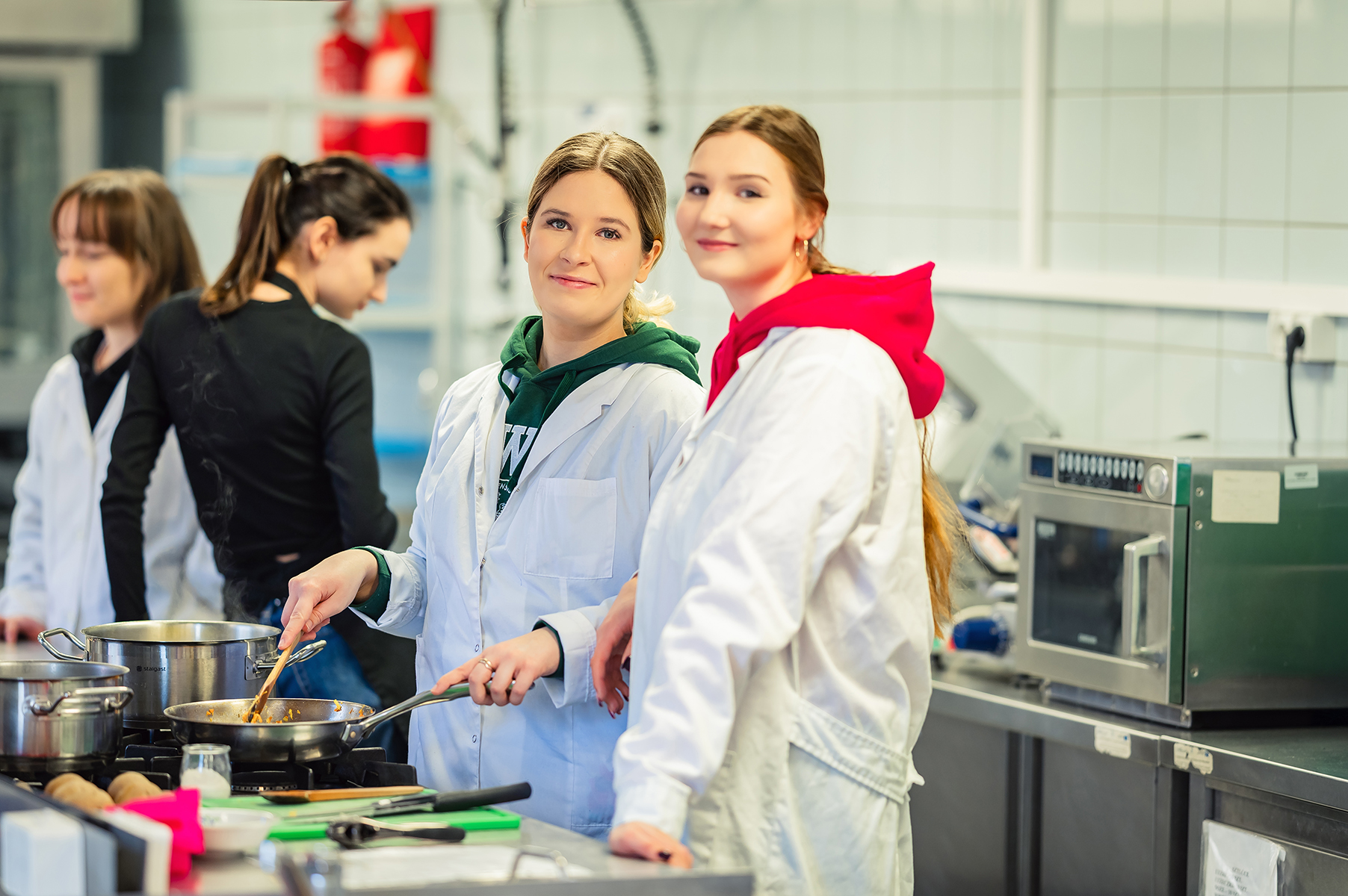 Studentki dietetyki podczas zajęć w laboratorium kulinarnym