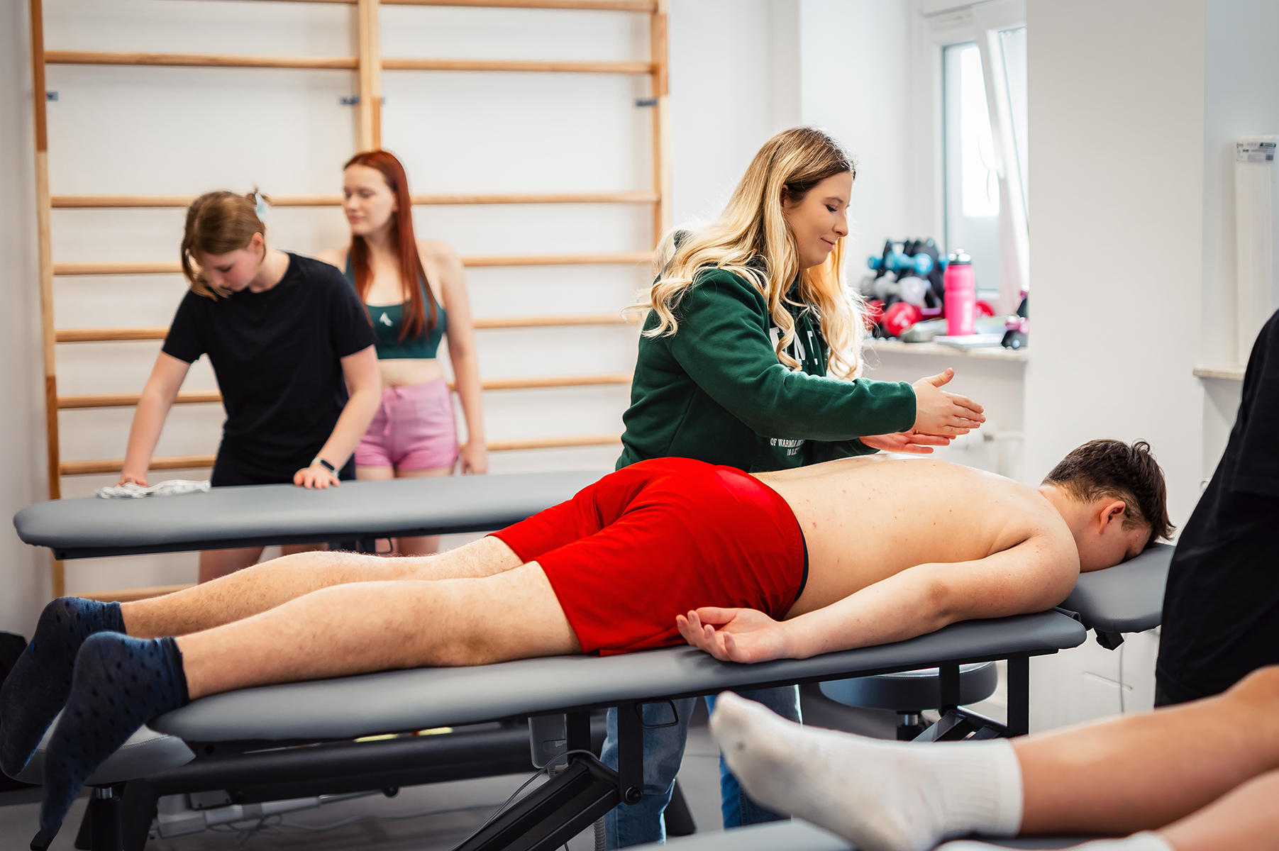 Zajęcia praktyczne z fizjoterapii w sali ćwiczeń