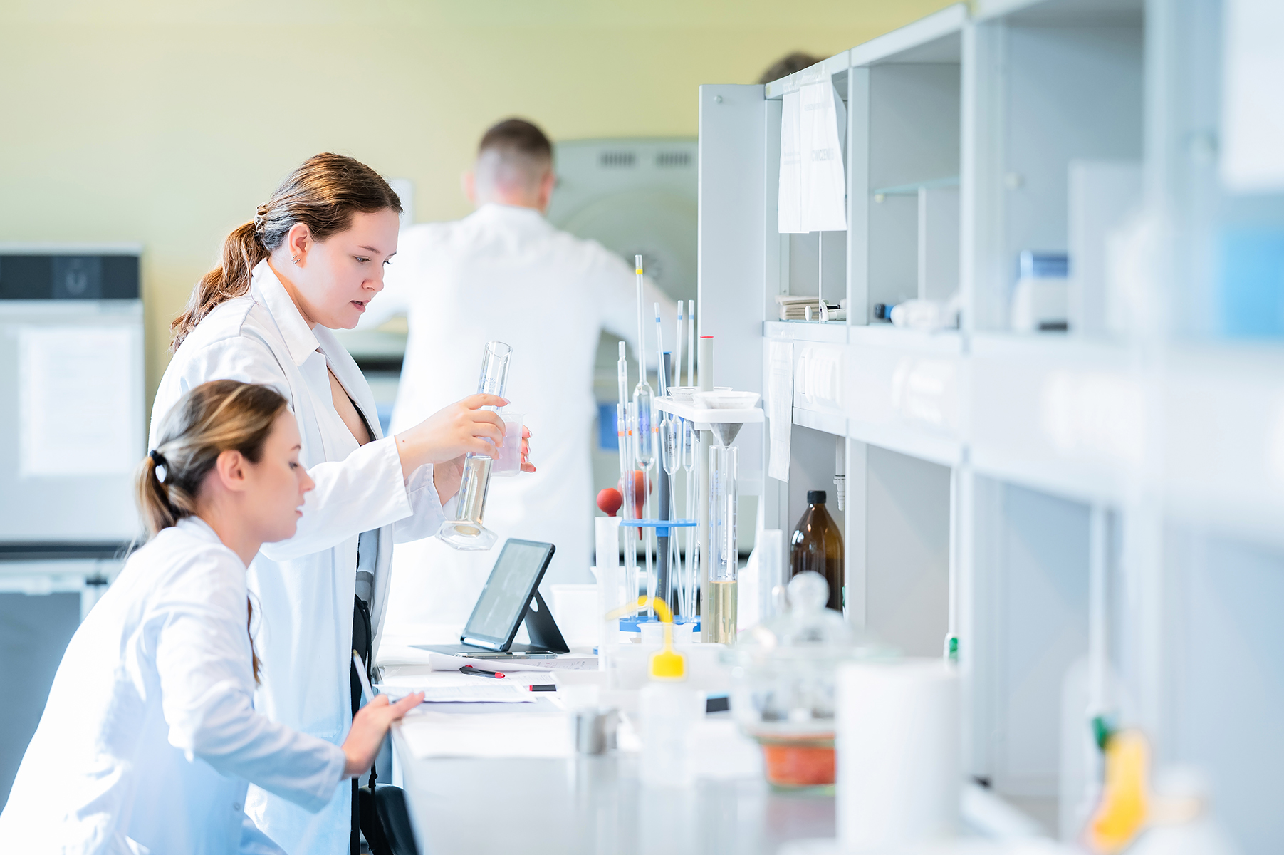 Studentki wykonują doświadczenie w laboratorium chemicznym