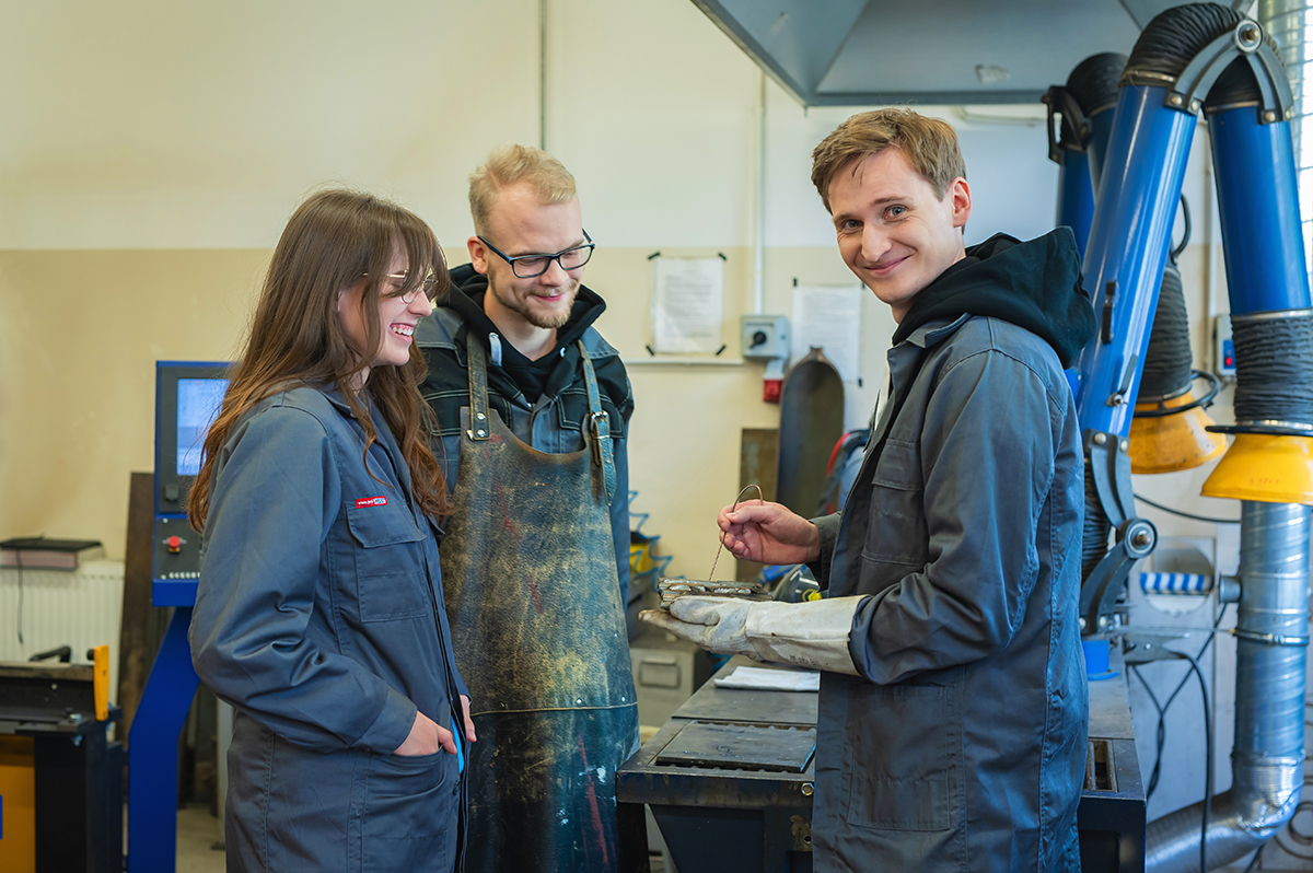 Dwóch studentów UWM oraz jeden wykładowca w pracowni technicznej